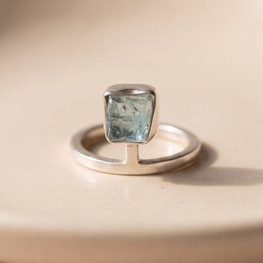 Anillo de aguamarina natural en plata 925, joya hecha a mano en El Born, Barcelona