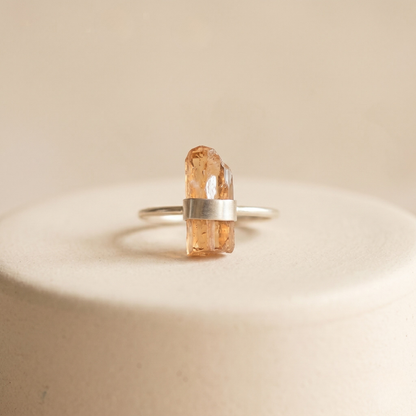 Anillo ajustable de plata 925 con topacio imperial en bruto – joyería artesanal de El Born, Barcelona