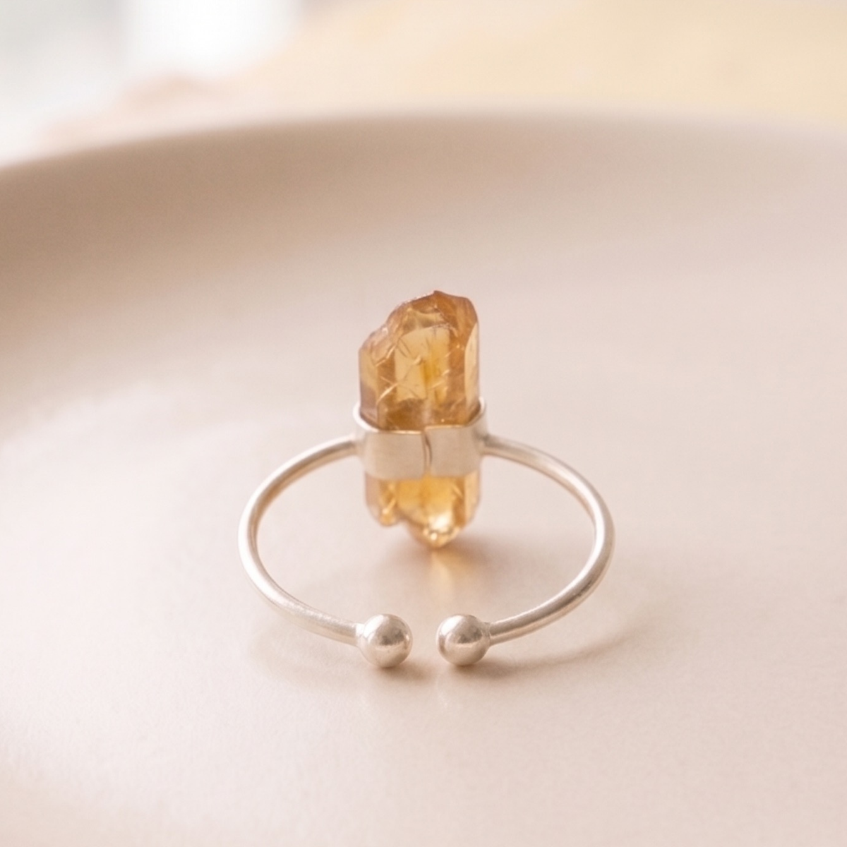 Anillo ajustable de plata 925 con topacio imperial en bruto – hecho a mano en Barcelona