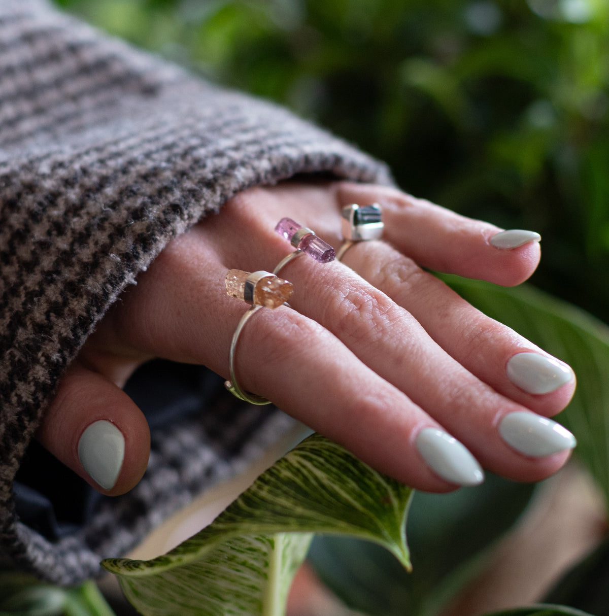 Anillo ajustable de plata 925 con turmalina rosa en bruto – pieza única de MolaMon