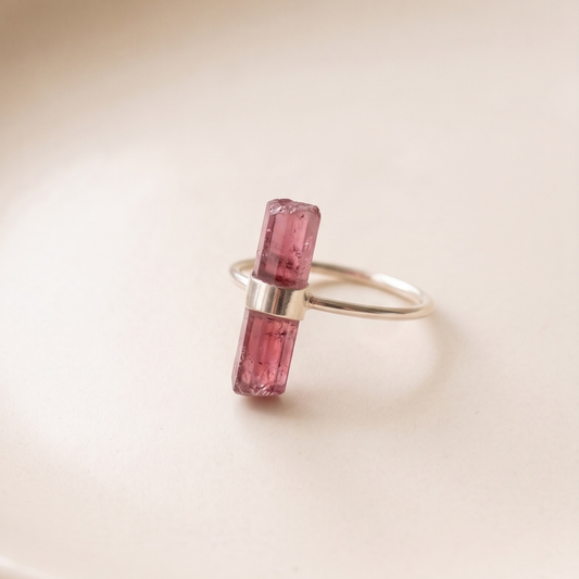 Anillo ajustable de plata 925 con turmalina rosa en bruto, joya hecha a mano en El Born, Barcelona