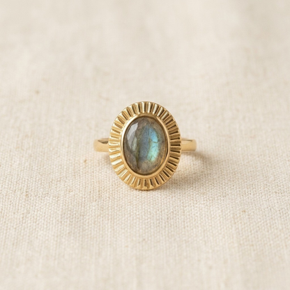 Anillo boho de labradorita natural, joya hecha a mano en El Born, Barcelona