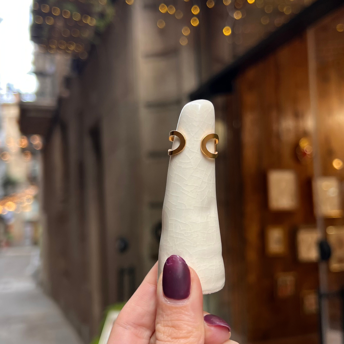 Anillo dorado con rosas naturales en resina – pieza única de MolaMon