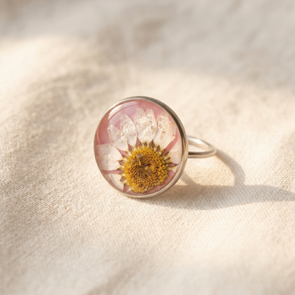 Detalle de una margarita real preservada en resina en un anillo artesanal de MolaMon
