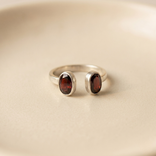 Anillo de granate rojo natural en plata 925, ajustable, joya hecha a mano en El Born, Barcelona