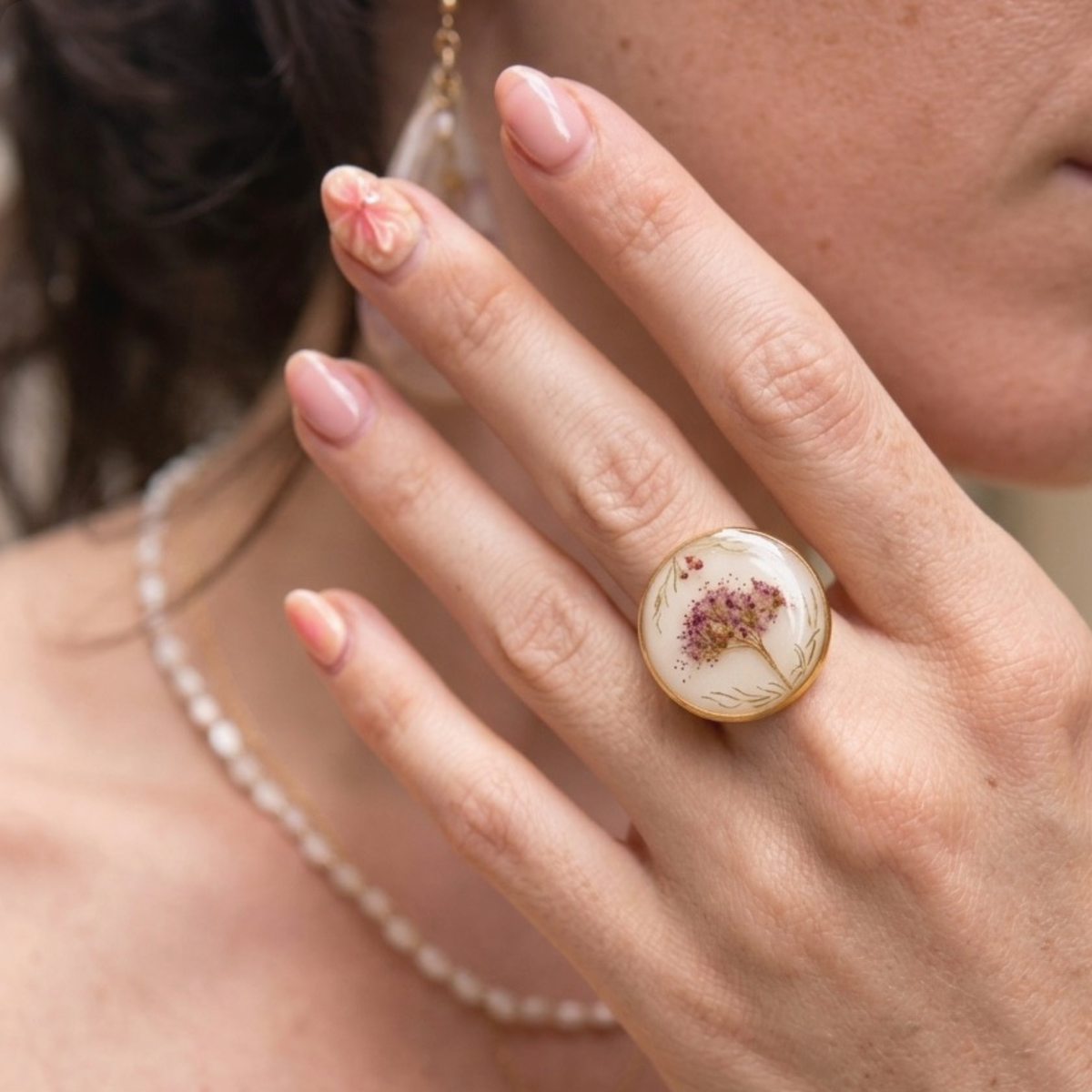 Anillo Jardín Silvestre con flor natural prensada en resina – pieza única de MolaMon