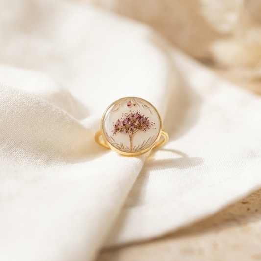 Anillo Jardín Silvestre con flor natural prensada en resina, joya hecha a mano en El Born, Barcelona