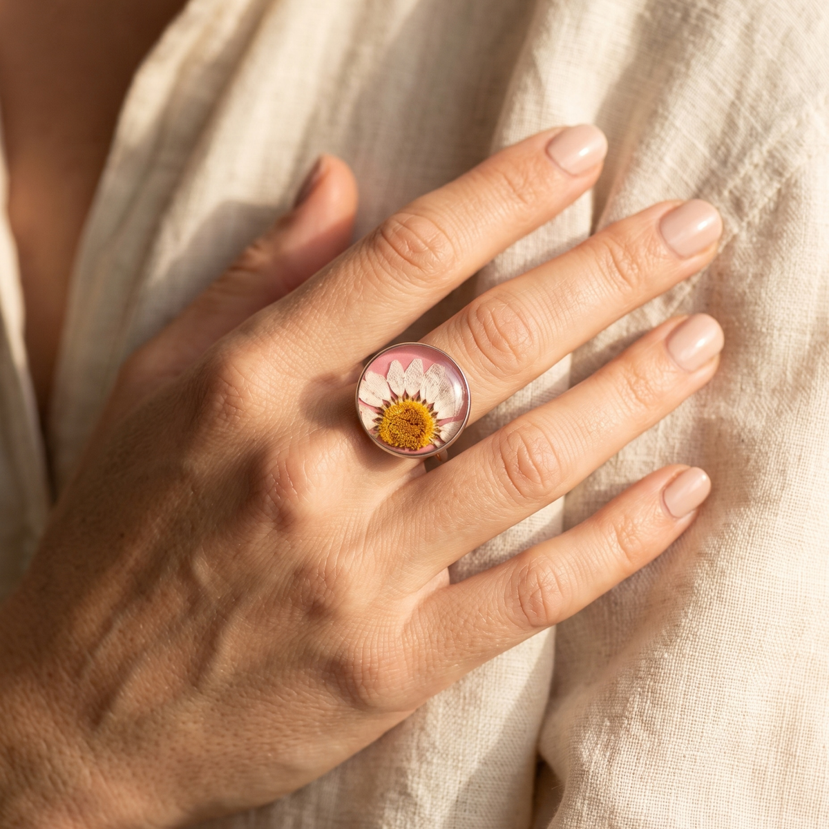 Anillo de margarita natural puesto en la mano, joyería botánica de El Born
