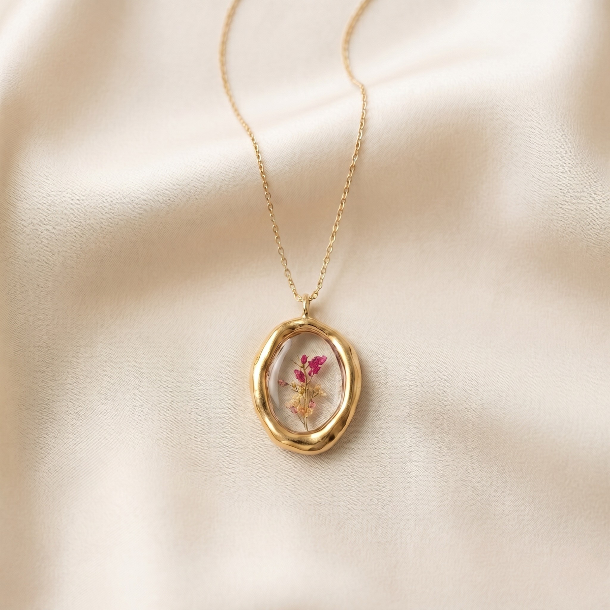 Collar de flores naturales con mini rosa en resina – joyería artesanal de El Born, Barcelona