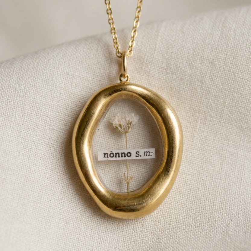 Collar de flores naturales preservadas en resina – hecho a mano en Barcelona