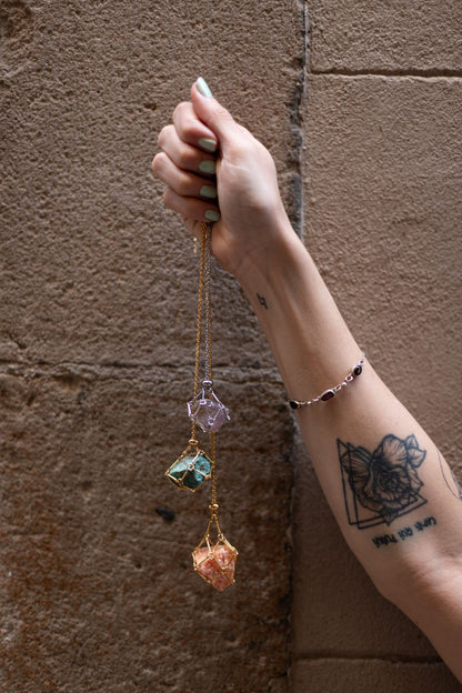 Collar jaula para llevar cristales y minerales intercambiables, en MolaMon, El Born, Barcelona