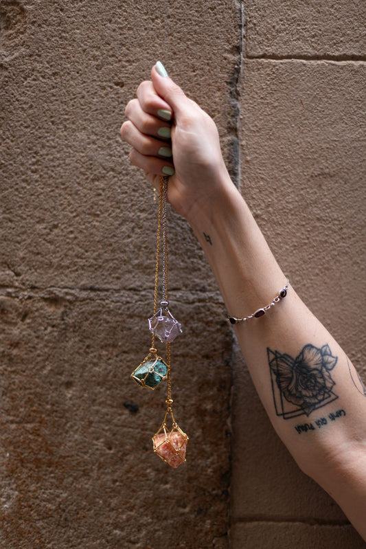 Collar jaula para llevar cristales y minerales intercambiables, en MolaMon, El Born, Barcelona