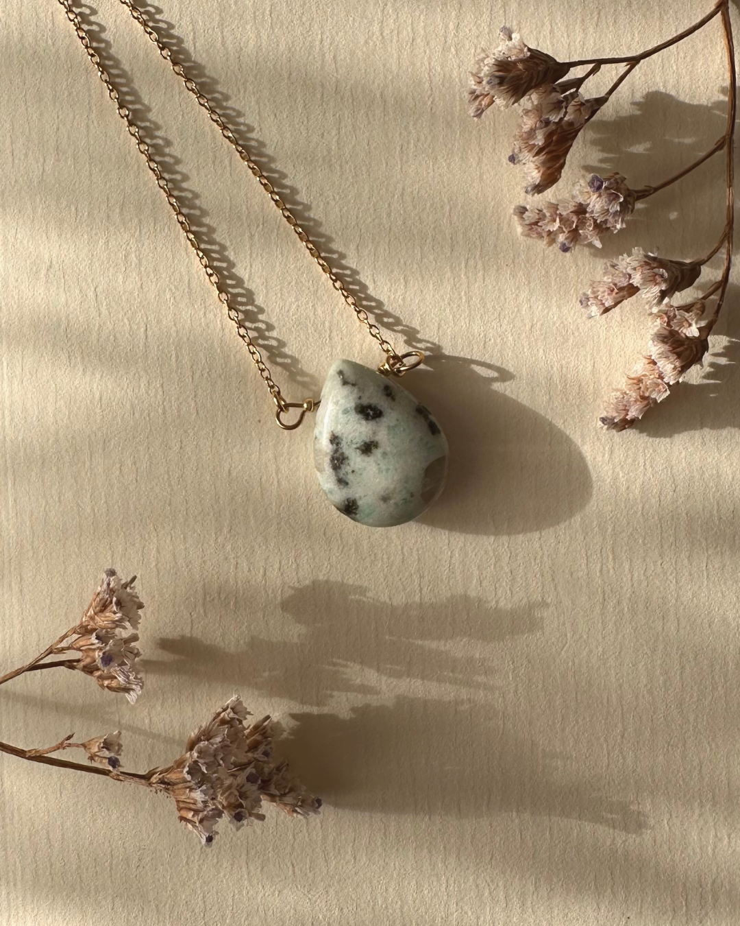 Collar de larimar natural, joya hecha a mano en El Born, Barcelona