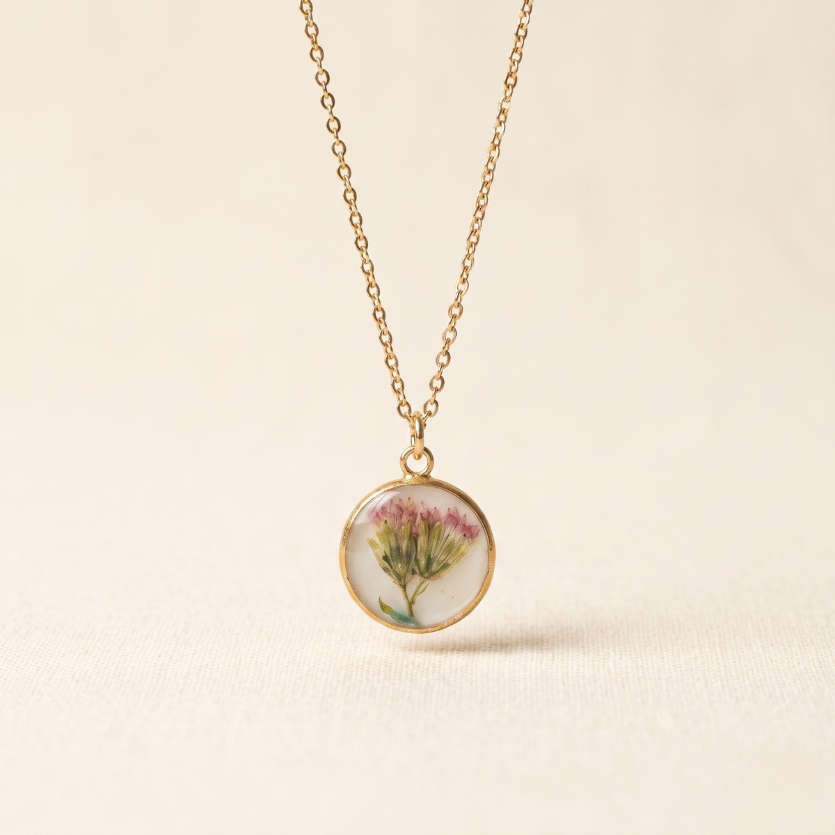 Collar minimalista de flores rosas naturales en resina – hecho a mano en Barcelona