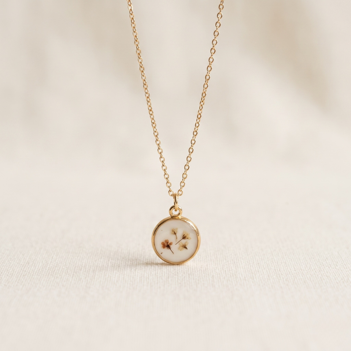 Collar minimalista con milenrama natural en resina – joyería artesanal de El Born, Barcelona