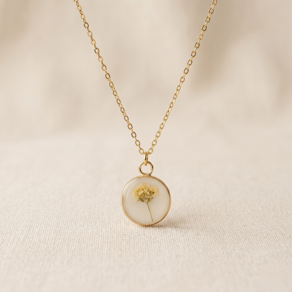 Collar pequeño de flores blancas naturales en resina, joya hecha a mano en El Born, Barcelona