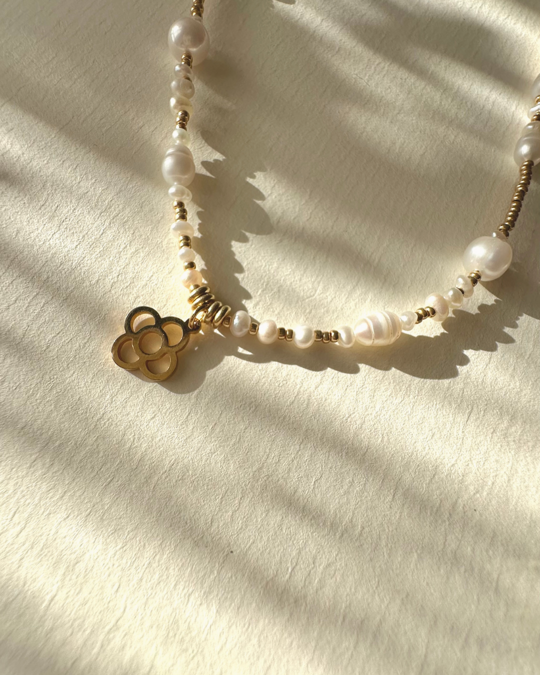 Collar de perlas de agua dulce naturales – hecho a mano en Barcelona