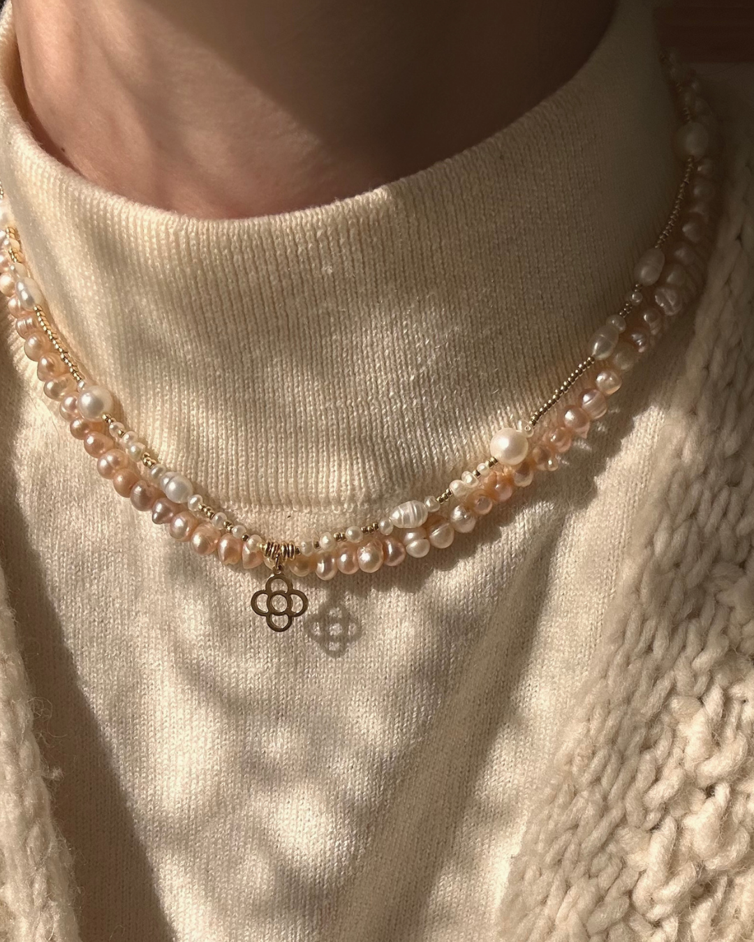 Collar de perlas de agua dulce naturales, joya hecha a mano en El Born, Barcelona