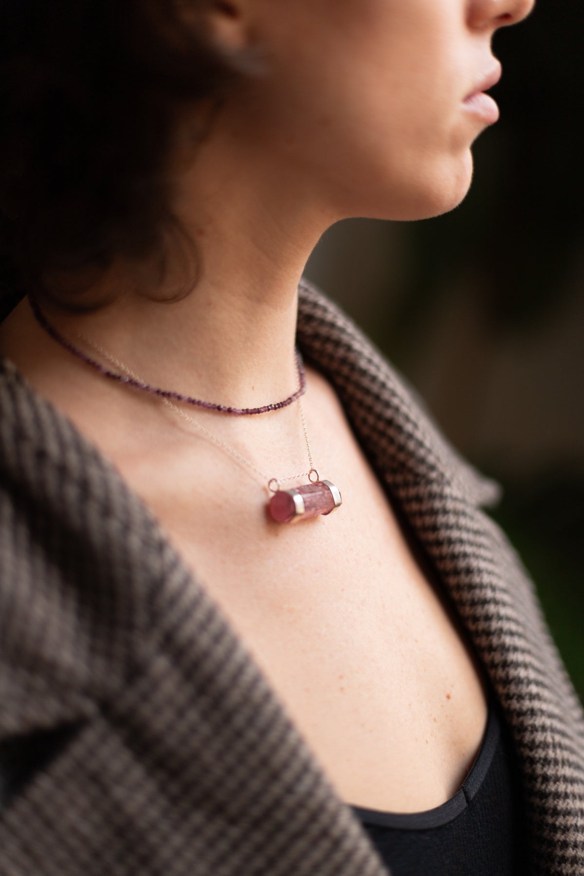 Collar de turmalina rosa natural, joya hecha a mano en El Born, Barcelona