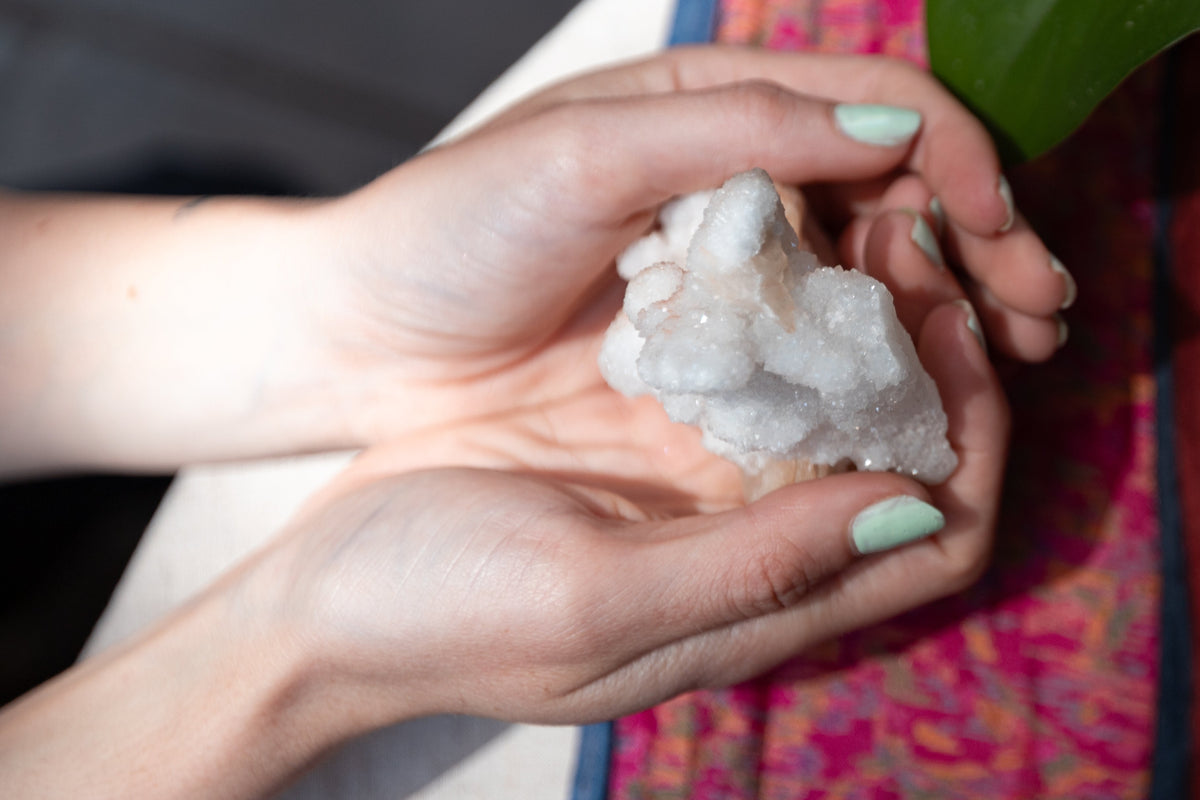 Drusa de cuarzo angélico, mineral natural de colección – MolaMon, El Born, Barcelona