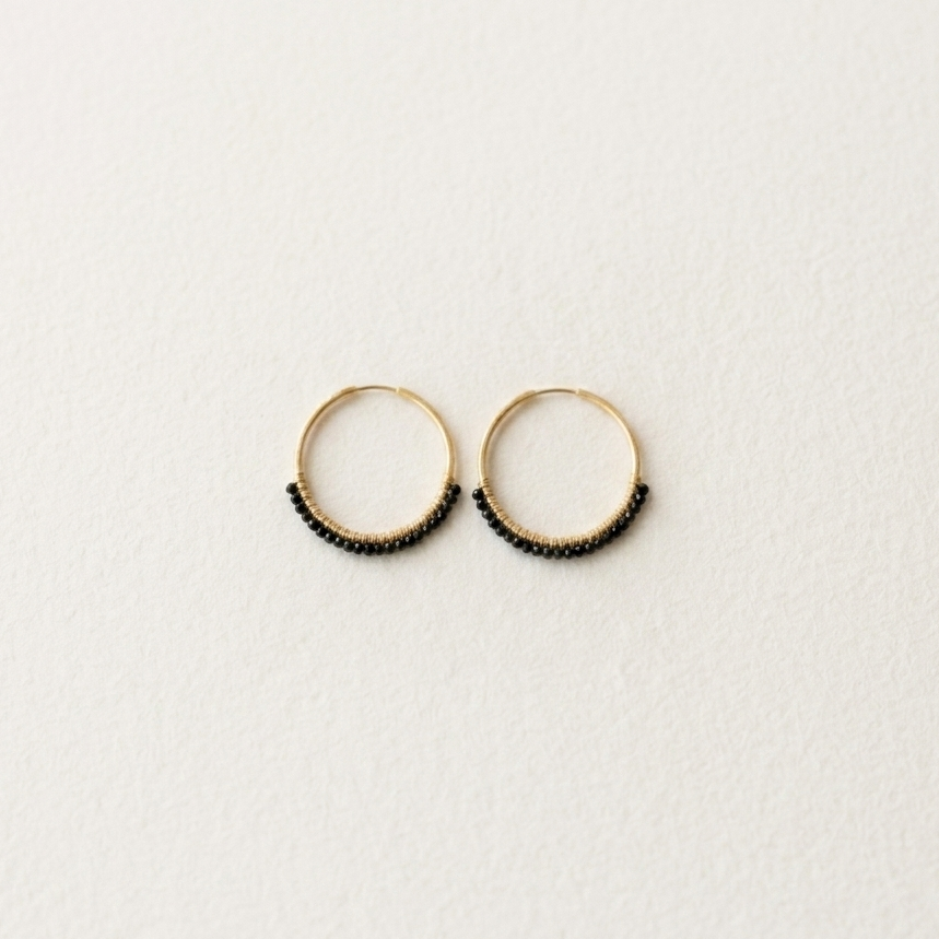 Pendientes de espinela negra natural, joya hecha a mano en El Born, Barcelona