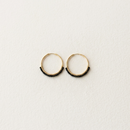 Pendientes de espinela negra natural, joya hecha a mano en El Born, Barcelona