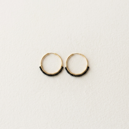 Pendientes de espinela negra natural, joya hecha a mano en El Born, Barcelona