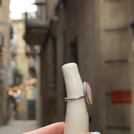 Anillo de margarita natural en resina, joyería botánica hecha a mano en Barcelona.
