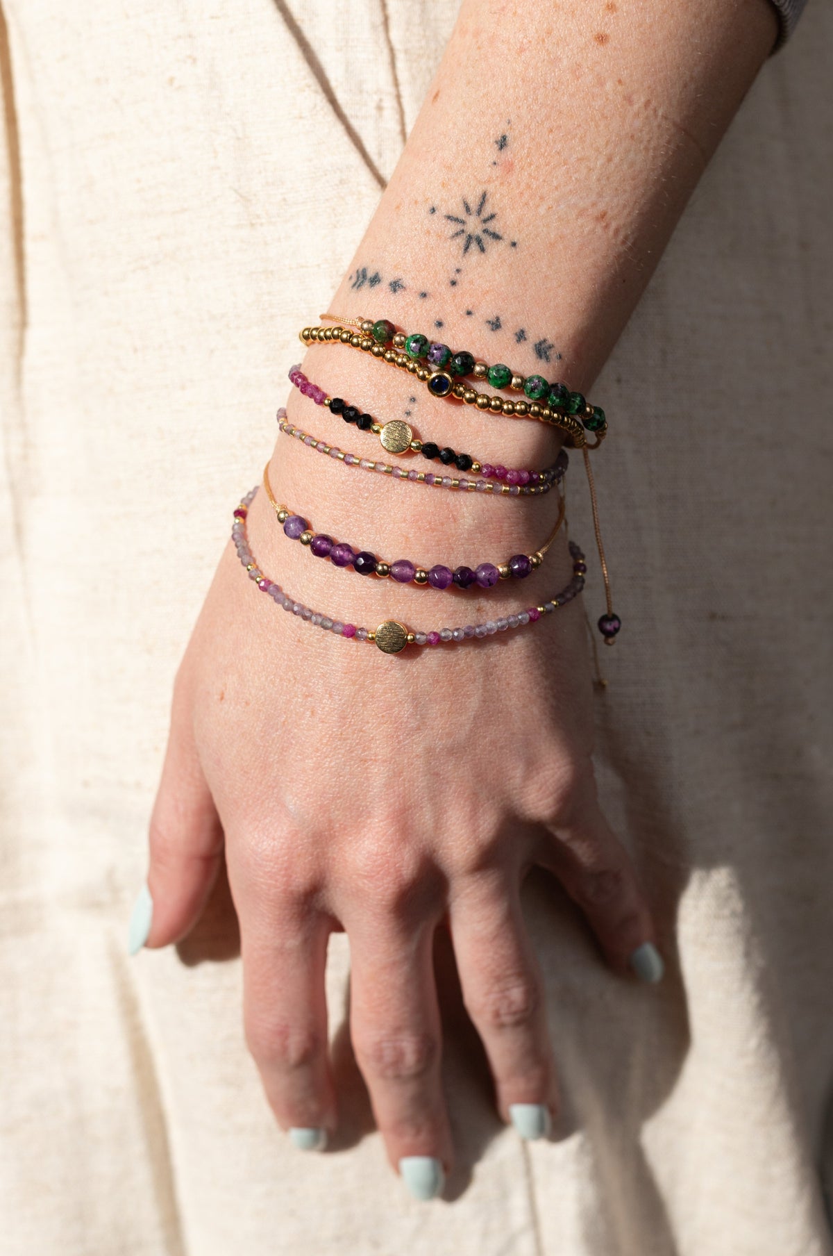 Pulsera de amatista natural, joya hecha a mano en El Born, Barcelona