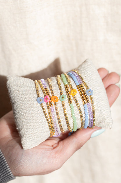 Pulsera de cuentas Miyuki con flor de colores, joya hecha a mano en El Born, Barcelona