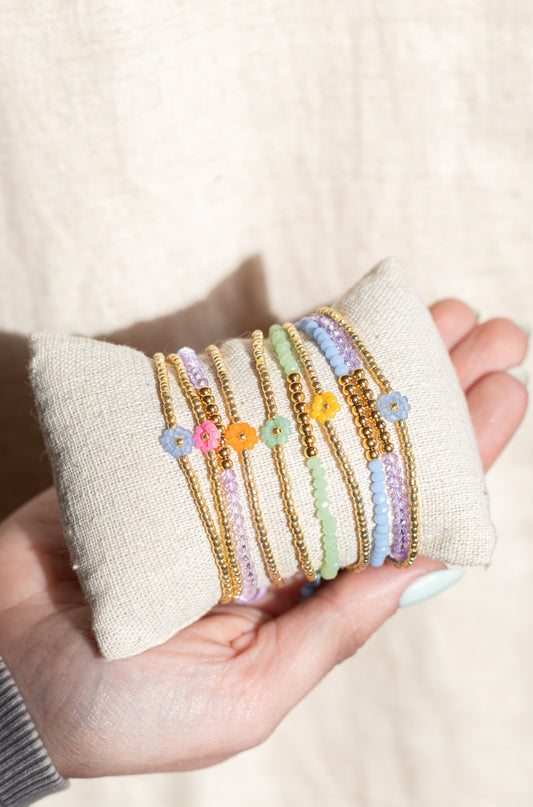 Pulsera de cuentas Miyuki con flor de colores, joya hecha a mano en El Born, Barcelona