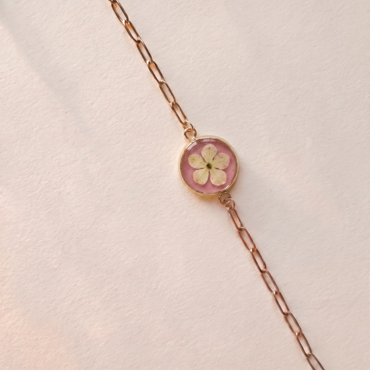 Pulsera de flores preservadas con hortensia natural – pieza única de MolaMon