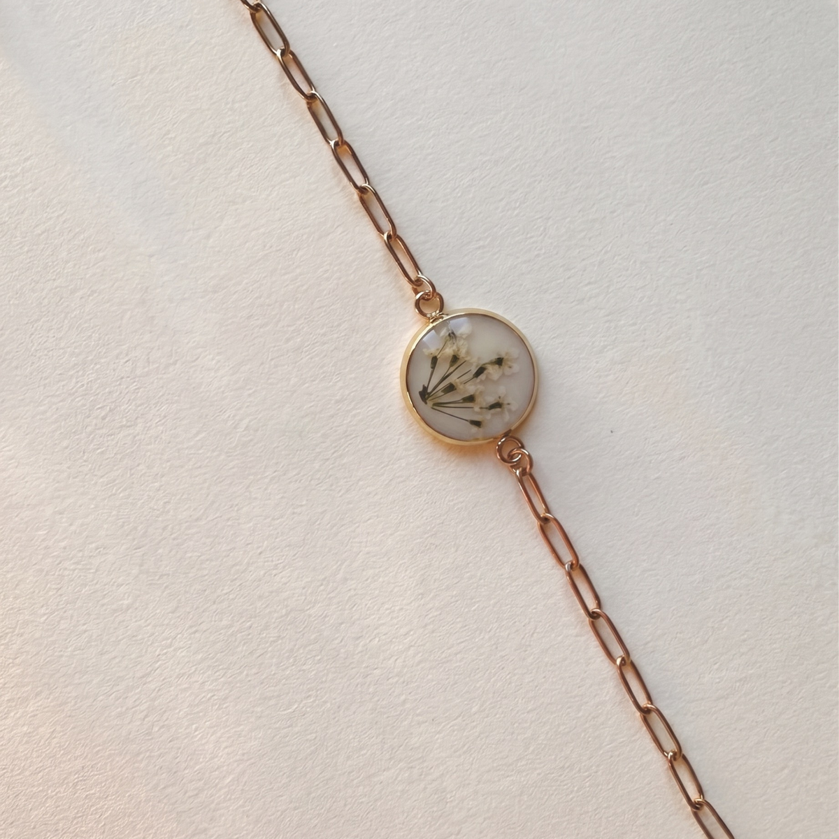 Pulsera de flores preservadas con milenrama natural – joyería artesanal de El Born, Barcelona
