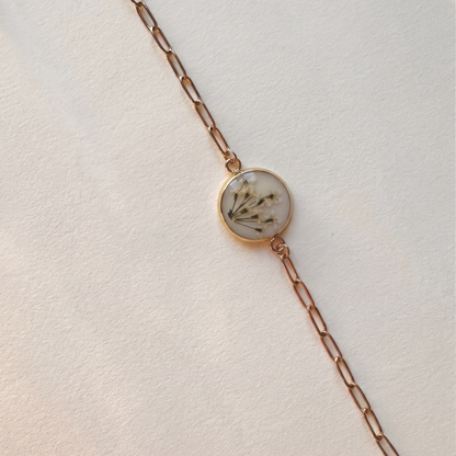 Pulsera de flores preservadas con milenrama natural – joyería artesanal de El Born, Barcelona