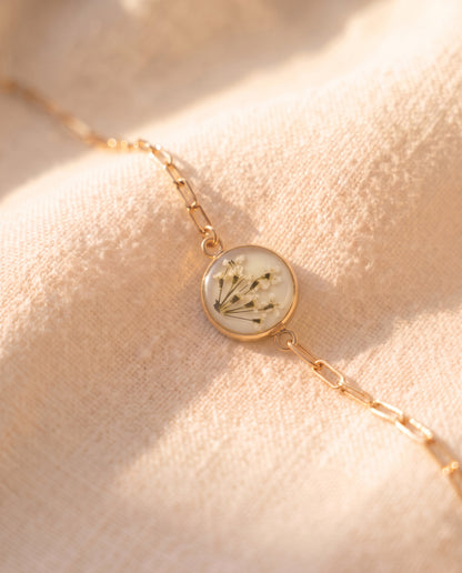 Pulsera de flores preservadas con milenrama natural, joya hecha a mano en El Born, Barcelona
