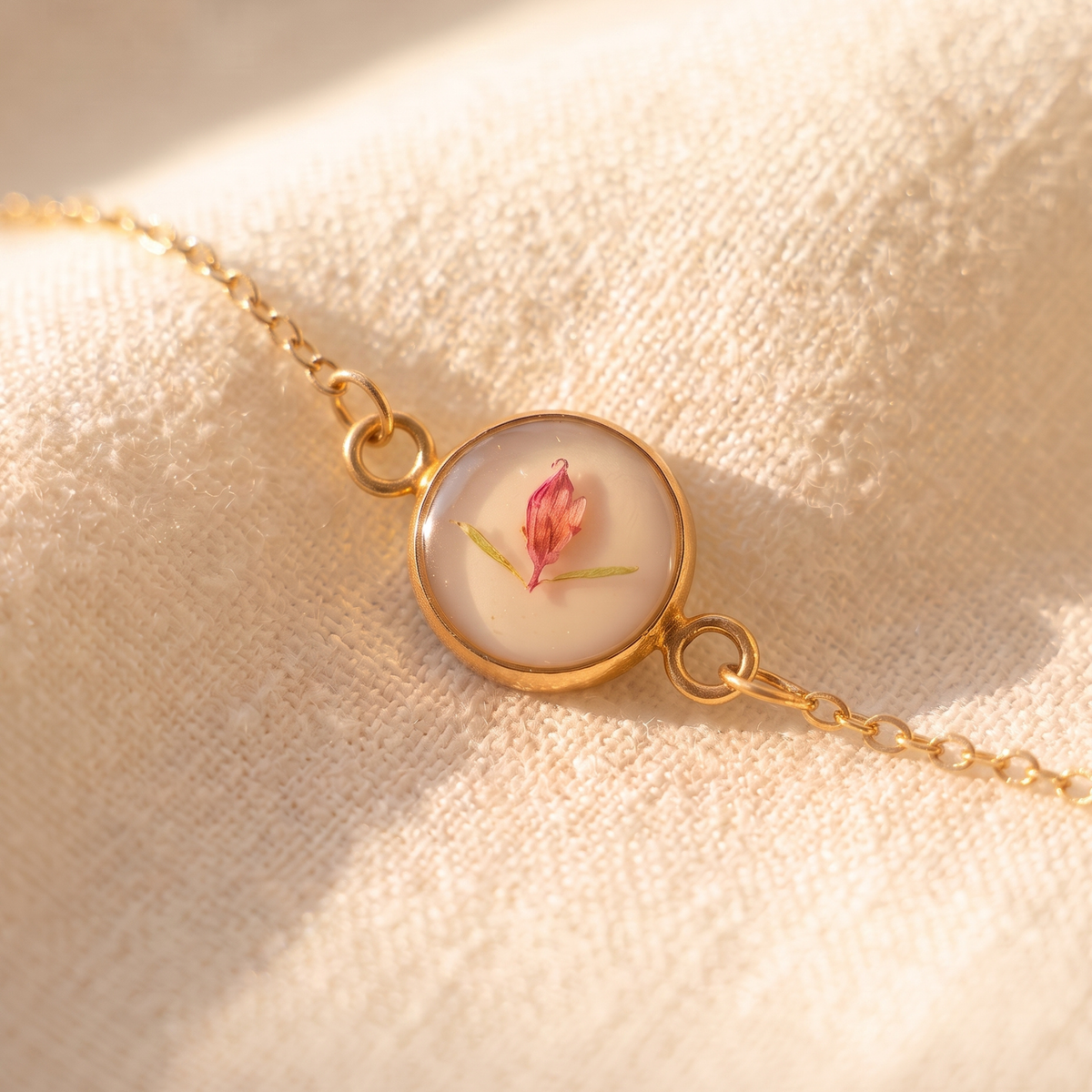 Pulsera de flores preservadas con mini rosa natural, joya hecha a mano en El Born, Barcelona