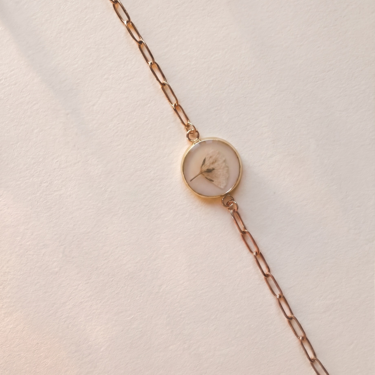 Pulsera de flores preservadas con paniculata natural – joyería artesanal de El Born, Barcelona