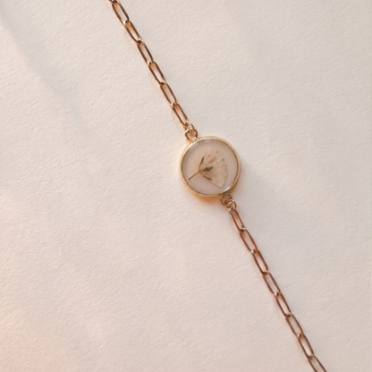 Pulsera de flores preservadas con paniculata natural – joyería artesanal de El Born, Barcelona