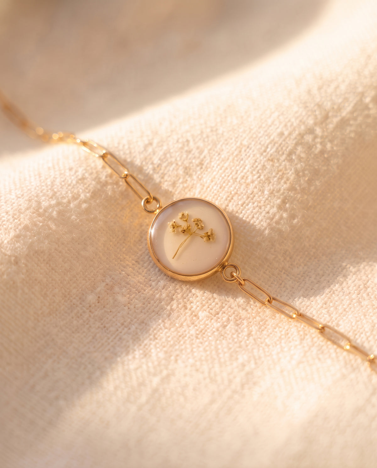 Pulsera minimalista con flor de daucus natural en resina, joya hecha a mano en El Born, Barcelona