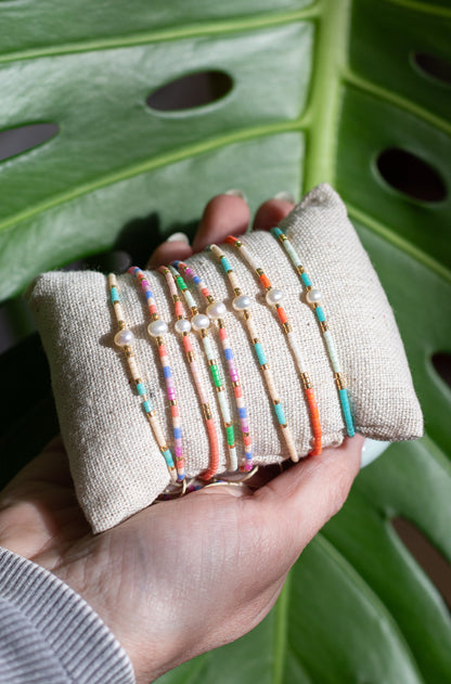 Pulsera de perlas naturales ajustable, joya hecha a mano en El Born, Barcelona