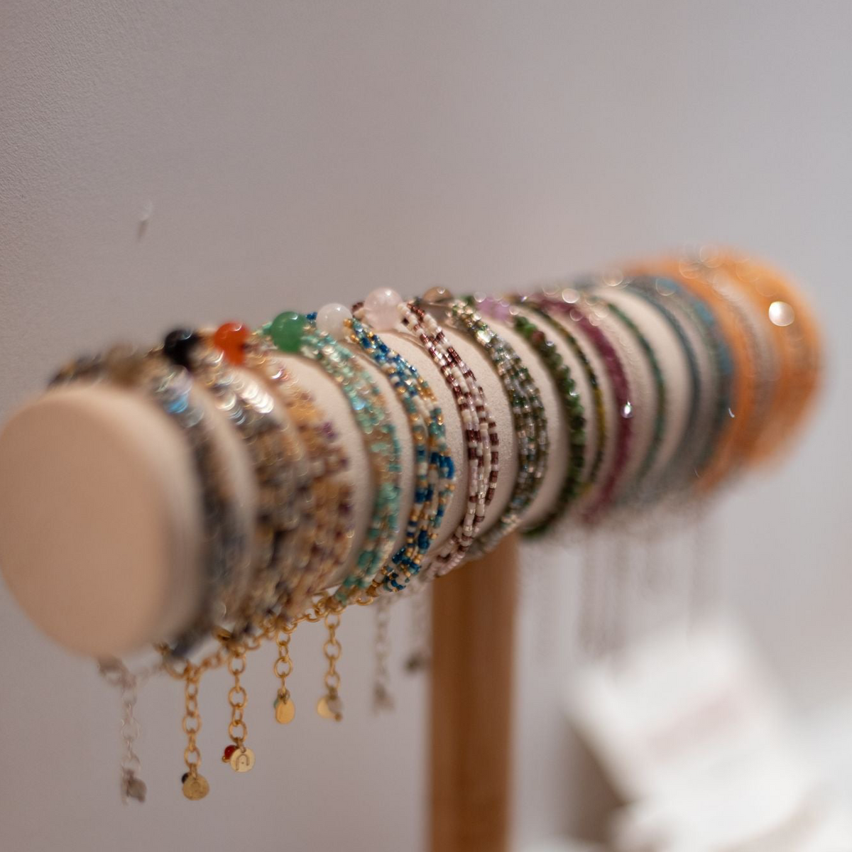 Pulsera de piedras naturales circulares – pieza única de MolaMon