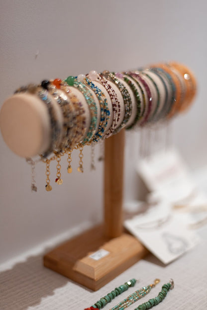 Pulsera de piedras naturales circulares, joya hecha a mano en El Born, Barcelona