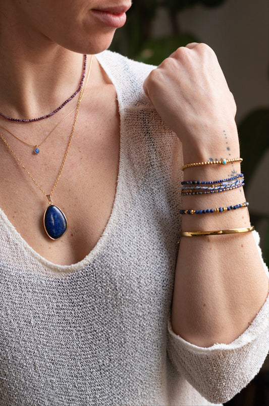 Pulsera de piedras naturales hecha a mano, joya hecha a mano en El Born, Barcelona